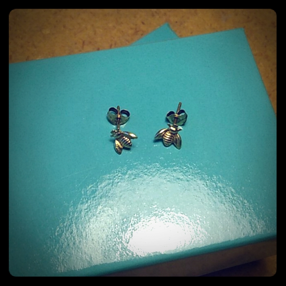 🐝 14 kt Gold Tiny Bee Earrings